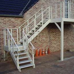 Metalltreppe und Treppenabsatz im Freien Metalltreppe und Treppenabsatz zum Zugang eines Privathauses